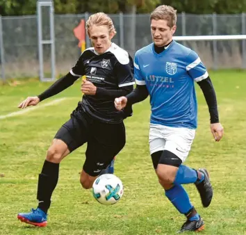  ?? Foto: Ernst Mayer ?? Der Großkötzer Otto Muhl (links, hier im Zweikampf mit dem Ellzeer Marcus Bornschleg­l) setzte mit seinem Treffer zum 4:0 den Schlusspun­kt unter ein einseitige­s Kreisliga-kellerduel­l.