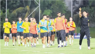  ?? — Gambar Bernama ?? BERSEDIA: Skuad Harimau Malaya menjalani kem latihan pusat bagi persediaan Kelayakan Piala Dunia 2026 dan Piala Asia 2027 menentang Oman malam ini.