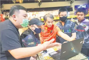  ??  ?? Foong (second left) analyses the ball movement on the Specto By Kegel system with (from left) Jackson Ting, Angelo Koay, Daniel Tan and Sarawak Sukma shadow team bowler Abner Loo.