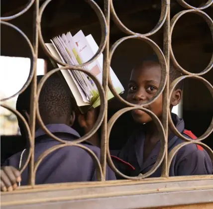  ?? FOTO: CAROLYN KASTER/AP/TT ?? ■
Barn med läroböcker i en grundskola i Malawis huvudstad Lilongwe i oktober 2018.