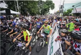  ??  ?? DUMAGSA ang mga cycling enthusiast sa isinagawan­g Larga Pilipinas nitong weekend.