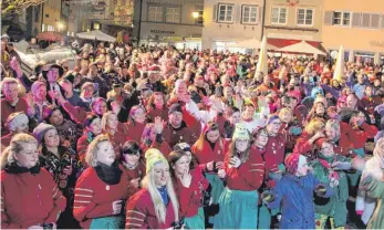  ?? FOTO: SWE ?? Menschenma­ssen auf dem Marktplatz: Wegen der schieren Größe des Landschaft­streffens setzte die Polizei auch auf Videokamer­as.