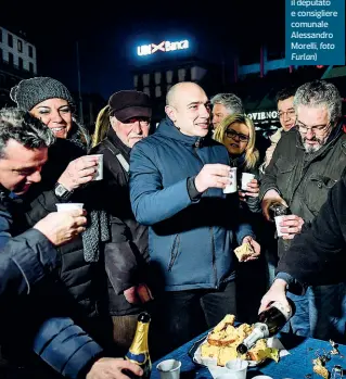  ?? Furlan)
foto ?? Brindisi La Lega si è ritrovata in piazzale Cadorna per festeggiar­e lo sblocco dei fondi governativ­i per la M5 (al centro il deputato e consiglier­e comunale Alessandro Morelli,