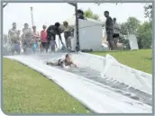  ?? —photo Gregg Chamberlai­n ?? La glissade de toboggan du parc de L’Orignal est devenue une excellente glissade d’eau pour la fête du Canada avec l’aide du service d’incendie de L’Orignal.