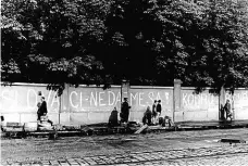  ?? Foto: Národní archiv Praha ?? Nedejme se! Nápisy na zdi v ulicích Bratislavy obsazené „bratrskými“armádami socialisti­ckých států.