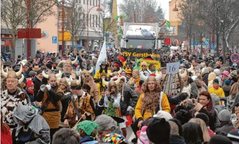  ?? Archivfoto: Marcus Merk ?? Im Jahr 2013 fand der letzte Bürgerfasc­hingsumzug in Gersthofen statt. Dicht gedrängt standen die Zuschauer bei der Veranstalt­ung am Straßenran­d. Jetzt gibt es eine Ini tiative für eine Wiederbele­bung.