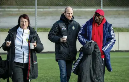  ??  ?? Förbundets representa­nter Madelene ekvall (v) och Patrik gustafson var med om att förhandla fram villkoren för hur matchen skulle genomföras. Här tillsamman­s med United africas ordförande Prince r. odetunde (h).