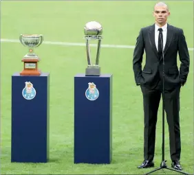  ??  ?? O internacio­nal português Pepe não esconde a ambição: continuar a conquistar títulos. “É com esse objetivo que me levanto todos dias”, afirma