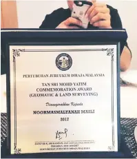  ??  ?? TAHNIAH: Plak penghargaa­n kepada Masmalyana­h.