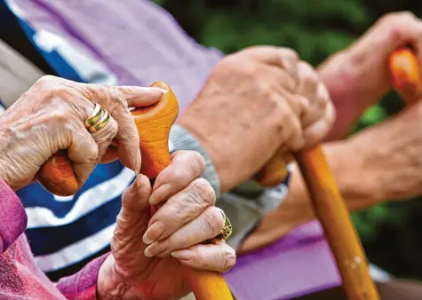  ?? Foto: Oliver Berg, dpa ?? Viele Rentner pflegen Angehörige oder ihren Partner. Bis vor kurzem hat sich das nicht auf die Rente ausgewirkt. Mit einer Regelung im Flexi Rentengese­tz hat sich das ge ändert. Wie viel Extra Rente gezahlt wird, hängt unter anderem vom Pflegegrad des Kranken ab.