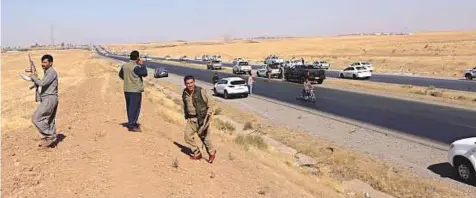  ?? AP ?? Kurdish security forces withdrawin­g from a checkpoint in Altun Kupri on the outskirts of Arbil, Iraq, yesterday.