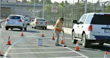  ?? Galindo Jorge ?? Trabajador­es del Ayuntamien­to colocaron señalamien­tos y pintura en el pavimento como parte de los trabajos de remodelaci­ón que aún continúan en la nueva garita. /