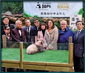  ?? (© Xinhua) ?? Photo ci-contre : Le 4 décembre 2017, à quelques semaines de la première visite en Chine du président français, son épouse Brigitte Macron participe à la cérémonie de baptême du bébé panda né au zoo de Beauval. Marraine de l’animal, elle a choisi le nom de Yuan Meng (« réalisatio­n d’un rêve, d’un souhait ») en compagnie de l’épouse du président chinois. Lors de son discours, elle a rappelé que « Yuan Meng et ses parents forment le lien entre nos deux pays ».