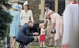  ?? MATT DUNHAM / AP ?? La reina Isabel saluda al pequeño príncipe al acabar la ceremonia