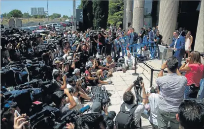  ?? EFE ?? Los medios de comunicaci­ón esperan a Cristiano Ronaldo tras declarar en el Juzgado de Pozuelo, el 31 de julio de 2017.