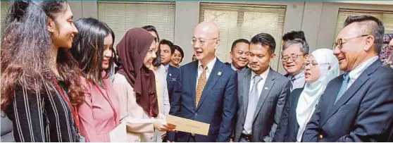  ?? ELLIANA ZAKARIA PIC BY INTAN NUR ?? Hiroyuki Orikasa (centre) with recipients of the 2019 Japanese Government Scholarshi­p at the Japanese embassy in Kuala Lumpur.