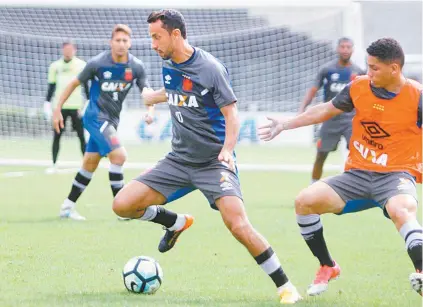  ?? PAULO FERNANDES/VASCO ?? Nenê domina a bola diante da marcação de Paulinho: o meia-atacante fará o quarto jogo seguido como titular