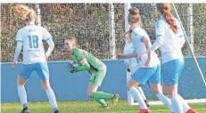  ?? FOTO: FRANK OPPITZ ?? MSV-Kapitänin Meike Kämper (zweite von links) traf in diesem Jahr schon zweimal mit ihrem Team in Testspiele­n auf Borussia Bocholt.