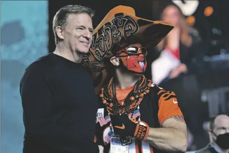  ?? DAVID DERMER/AP ?? NFL COMMISSION­ER ROGER GOODELL AND A CINCINNATI BENGALS Saturday in Cleveland. fan pose for a photo during the fourth round of the NFL draft