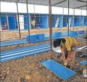  ?? MUJEEB FARUQUI/HT PHOTO ?? Temporary sheds where the residents will be shifted being prepared at Dhar in Madhya Pradesh.