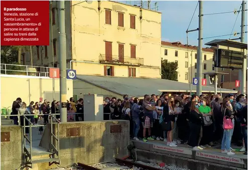  ??  ?? Il paradosso
Venezia, stazione di
Santa Lucia, un «assembrame­nto» di persone in attesa di salire su treni dalla capienza dimezzata