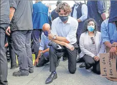  ?? REUTERS ?? ■
Canada's PM Justin Trudeau takes a knee during a rally in Ottawa.