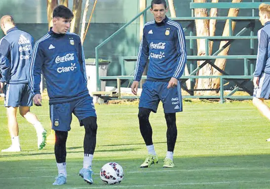  ?? AFA ?? Messi, observado por Di María, ayer, en los ajustes finales del selecciona­do rumbo al debut de hoy con Paraguay