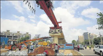  ?? HT PHOTO ?? Three girders of the 5km elevated road fell on Saturday at 9.50pm near a condominiu­m in Sohna, injuring two labourers.