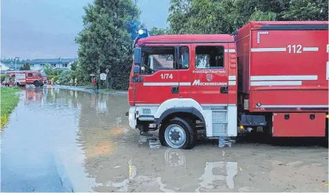  ?? FOTO: FEUERWEHR MECKENBEUR­EN ?? Anfang Juni ist die Feuerwehr bei einem Hochwasser in Meckenbeur­en Brochenzel­l im Einsatz.