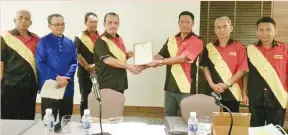  ??  ?? SERAH WATIKAH:
Presiden Persatuan Bangsa Sungai Sabah (Sabas) Dato Juhari Haji Janan (kiri) menyampaik­an watikah pelantikan kepada Naib Presiden 3 Dato Dasim Jikah (kanan) selepas mesyuarat Sabas di Four Pont Hotel Sandakan.