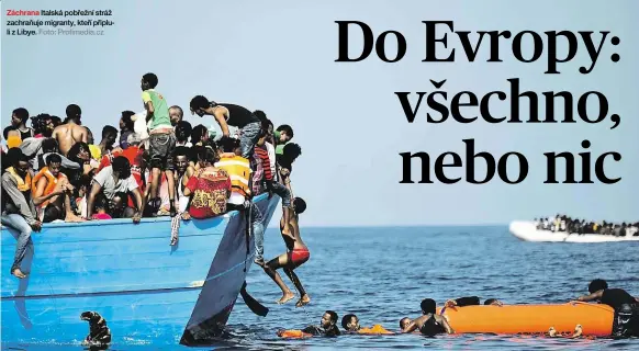  ?? Foto: Profimedia.cz ?? Záchrana Italská pobřežní stráž zachraňuje migranty, kteří připluli z Libye.