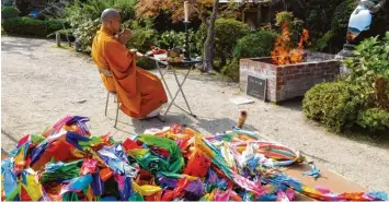  ?? Foto: Doris Wegner/Getty Images ?? Der Kranich ist Japans Symbol für ein langes, glückliche­s Leben. Tausende gefaltete Papierkran­iche werden jedes Jahr aus aller Welt nach Hiroshima geschickt. In einem buddhistis­chen Ritual werden sie den Göttern übergeben. Takahashi Teramoto ist Zeitzeuge des Atombomben­abwurfs. Er war damals zehn.