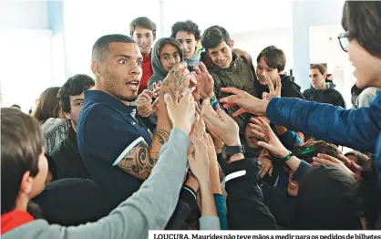  ??  ?? LOUCURA. Maurides não teve mãos a medir para os pedidos de bilhetes