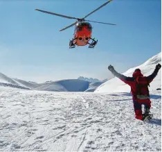  ??  ?? Auch das Einweisen des Rettungshu­bschrauber­s zur sicheren Landung gehört zu den Aufgaben der Helfer.