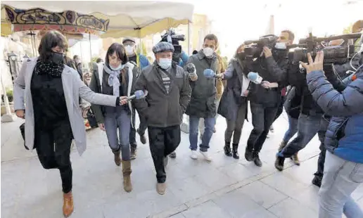  ?? JAVIER ESCRICHE / EUROPA PRESS ?? José Luis Iranzo Balaguer, en el centro de la imagen, se dirige a la Audiencia para testificar sobre el suceso que le causó la muerte a su hijo.