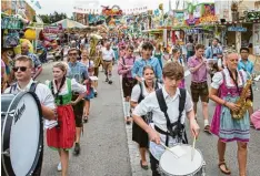  ?? Foto: Julian Leitenstor­fer ?? Mit einem kleinen Zug ging es am Freitag vom Hellmairpl­atz zum Volksfest auf der Waitzinger Wiese.