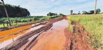  ?? ?? Calamitoso estado del trayecto para acceder a la orilla del río Monday y así poder abordar la precaria balsa sobre la que se realiza el riesgoso cruce entre Minga Guazú y Los Cedrales.