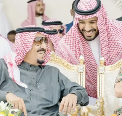  ??  ?? الملك سلمان بن عبدالعزيز في حديث باسم مع ولي عهده األمير محمد بن سلمان.