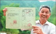  ??  ?? Li Guilin displays his certificat­e of land ownership in Jiewen village, Wuping.