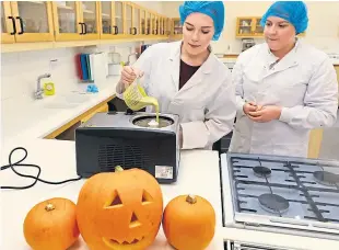  ?? Picture: Dougie Nicolson. ?? Abertay students Aileen McColm and Megan Burns making the ice cream.