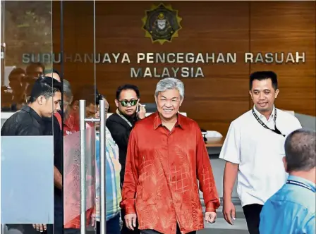  ?? — Bernama ?? Question time: Dr Ahmad Zahid leaving the MACC building after being questioned in Putrajaya.