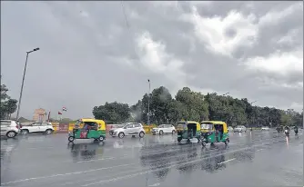  ?? ARVIND YADAV/HT PHOTO ?? Commuters near India Gate in New Delhi on Tuesday.