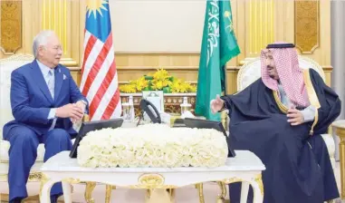  ??  ?? King Salman holds talks with Malaysian Prime Minister Mohammed Najib Abdul Razzaq at Al-Yamamah Palace in Riyadh on Tuesday. (SPA)