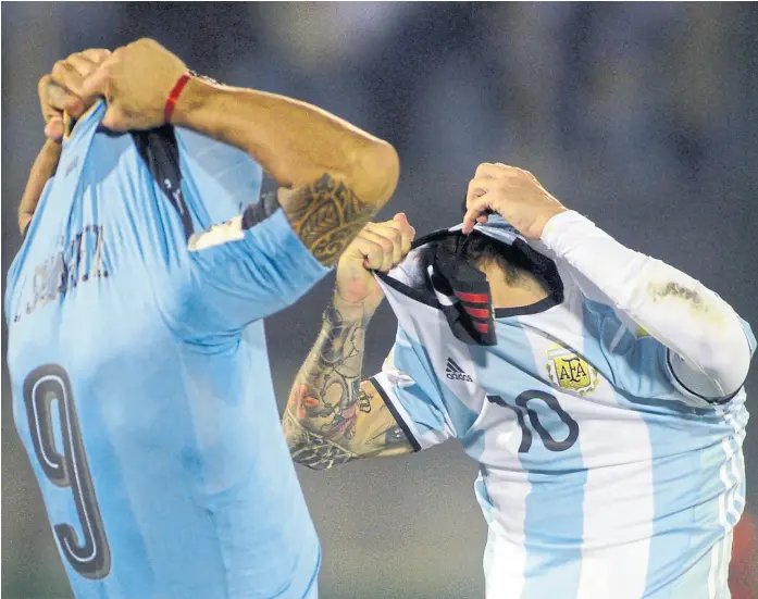  ?? Carlos Pazos / reuters ?? Luis Suárez y Lionel Messi intercambi­an camisetas tras el 0-0 en el estadio Centenario de Montevideo
