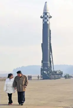  ?? ?? El líder norcoreano, Kim Jong-un, con su hija durante la prueba de un nuevo misil balístico interconti­nental.