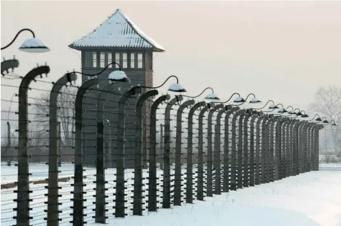  ?? Foto: dpa/Leszek Szymanski ?? Ein Wachturm im ehemaligen Konzentrat­ionslager Auschwitz-Birkenau, mehr als eine Million Menschen wurden hier ermordet.