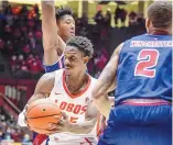  ?? ROBERTO E. ROSALES/JOURNAL ?? Gethro Muscadin splits FAU defenders Giancarlo Rosado and Everett Winchester (2) on the way to the basket Wednesday. Muscadin scored 18 points but also fouled out in 22 minutes of play.