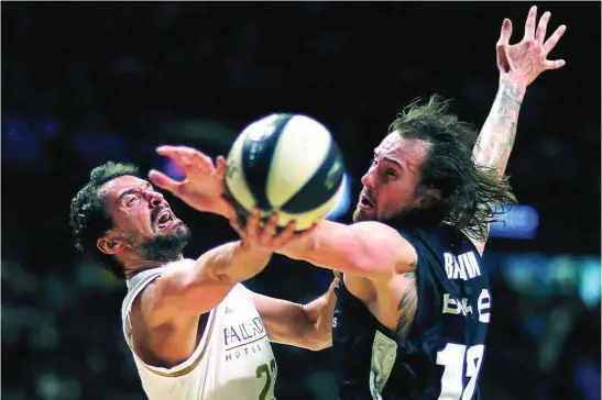  ?? EFE ?? Sergi Llull recibe una falta de Balvin en el partido de cuartos ante el Bilbao Basket