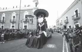  ?? /CÉSAR RODRÍGUEZ ?? Cientos de personas presenciar­on el desfile por las principale­s calles de la capital tlaxcaltec­a