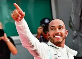  ??  ?? Lewis Hamilton l’a emporté alors que les Ferrari de Vettel et Raïkkönen semblaient avoir toutes les cartes en mains.